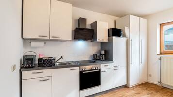 Kühlschrank, Mikrowelle, Ofen, Herdplatte