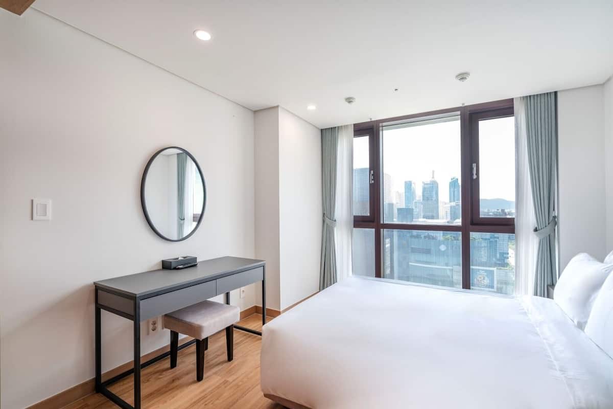 Habitación doble Deluxe | Escritorio, insonorización, wifi gratis y decoración personalizada