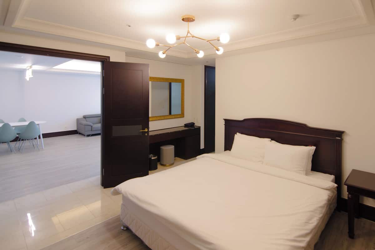 Suite Premium, varias camas | Escritorio, insonorización, wifi gratis y decoración personalizada