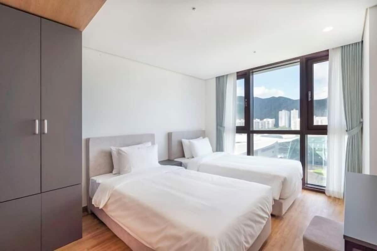 Escritorio, insonorización, wifi gratis y decoración personalizada