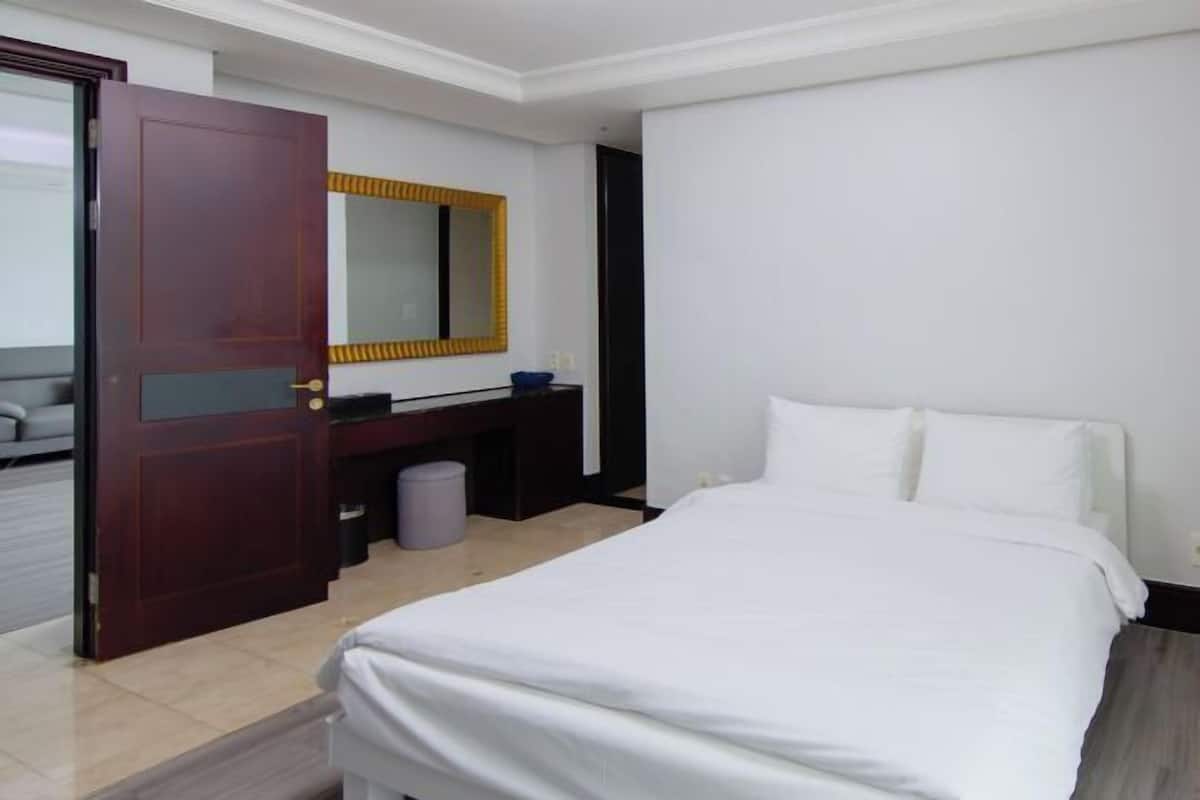 2 bedrooms, individually decorated, individually furnished, desk