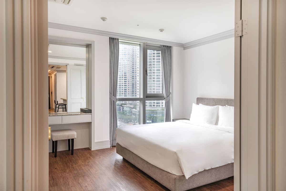 Suite, Multiple Beds | 2 bedrooms, individually decorated, individually furnished, desk
