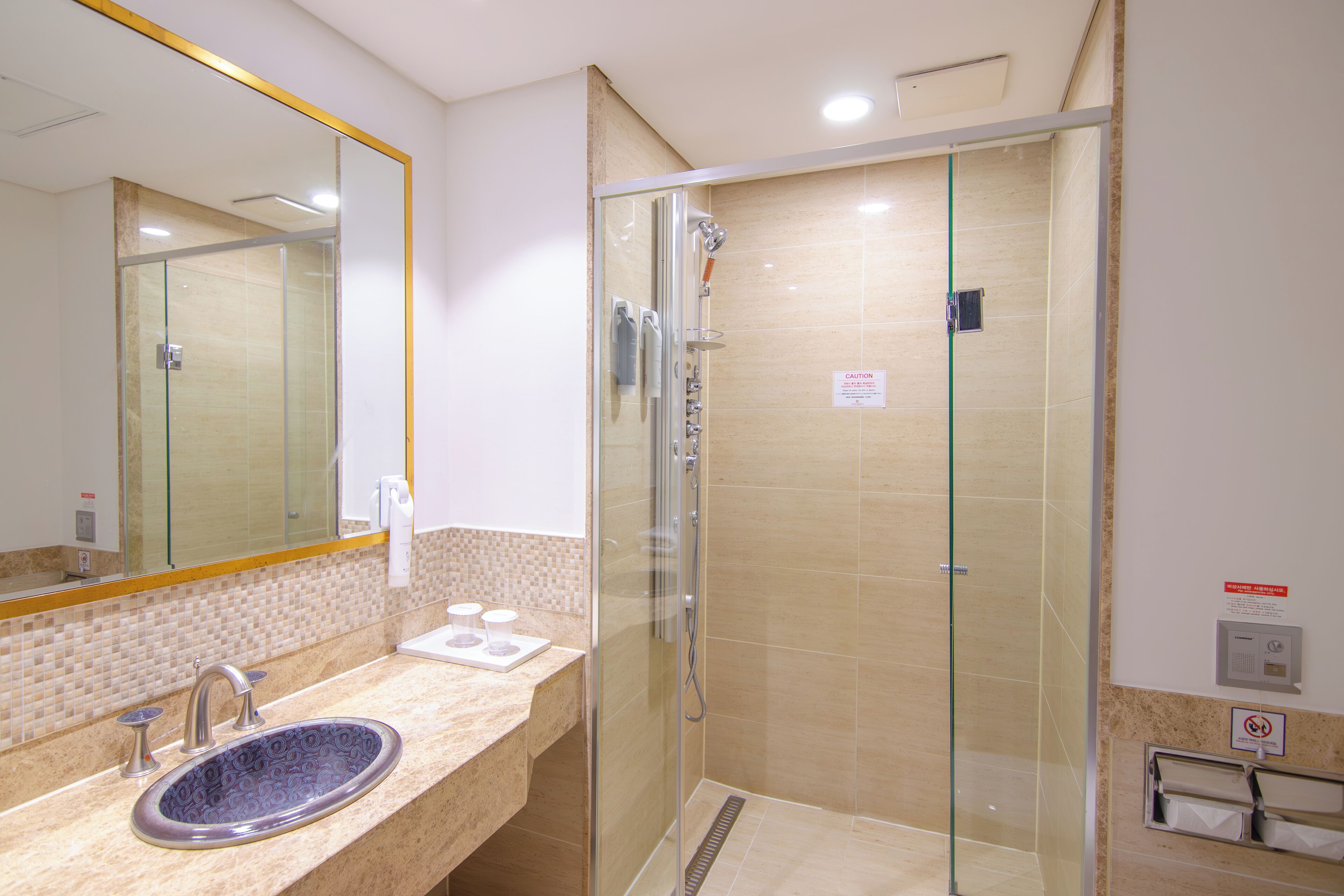 Máy sấy tóc, áo choàng tắm, dép đi trong nhà, khăn tắm 