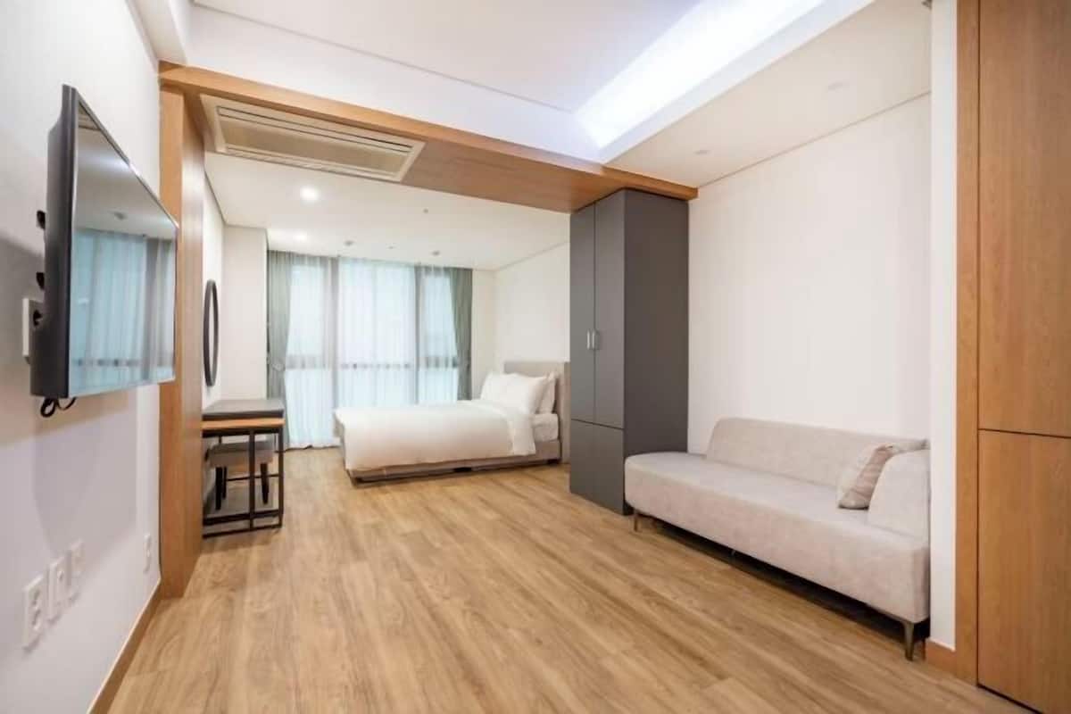 2 bedrooms, individually decorated, individually furnished, desk