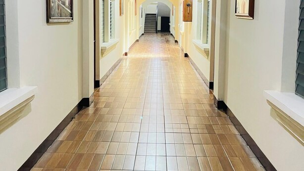 A long, narrow hallway with tiled flooring and arched ceilings. - Hotel del Carmen (San Felipe)