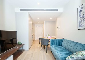 TV - Stylish Urban Oasis(2BR1B+free park+View+Gshop@GF) (West Melbourne)