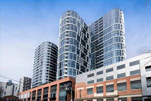 Exterior - Stylish Urban Oasis(2BR1B+free park+View+Gshop@GF) (West Melbourne)