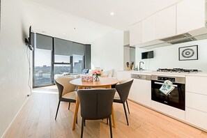 Fridge, microwave, oven, stovetop - Bright Urban Oasis(1BR1B3Beds+Wifi+View+WWS@GF) (Southbank)
