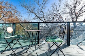 Outdoor dining - Relaxing Urban Oasis(2BR2B+free park+Wifi+Cafe@GF) (West Melbourne)