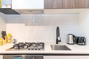 Fridge, microwave, oven, stovetop - Relaxing Urban Oasis(2BR2B+free park+Wifi+Cafe@GF) (West Melbourne)