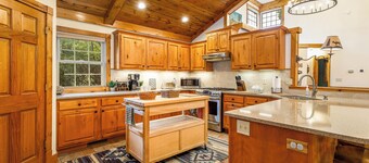 Beautiful 3Bed 4.5Bath Cabin w/ Bonus Room - Near Trails and Lake