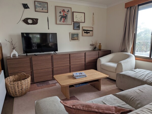 Smart TV, books, stereo