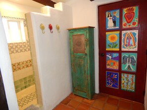 Regadera, secadora de cabello, toallas, jabón