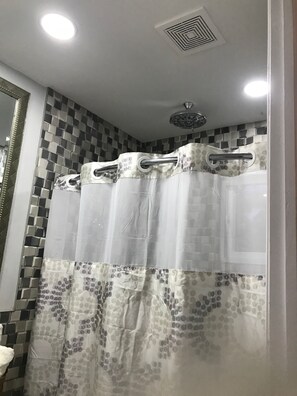 Shower, towels - The Haven’s hideaway (Freeport)