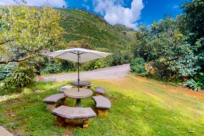 Outdoor dining - Inviting riverfront home with mountain views, full kitchen, & dog-friendly (Tarrazu)