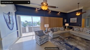 Une suite pour les invités comprenant un grand canapé, une table basse et une vue sur l’extérieur.
