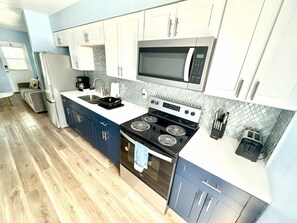 Jääkaappi, mikroaaltouuni, uuni, liesi