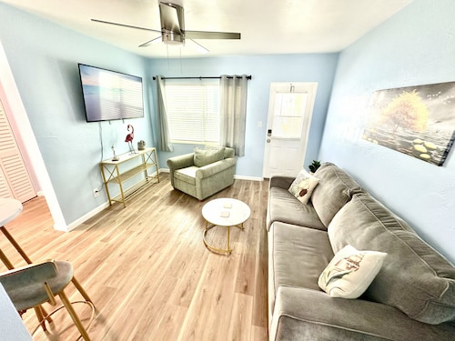 Johns Pass Retreat 1~Walk to 100+ Vendors & Beach