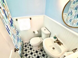 Hiustenkuivaaja, pyyhkeet, vessapaperi