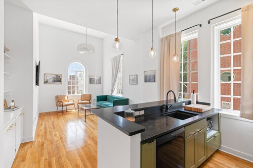 The Gatsby - Stylish 2 BR 2 BA on Downtown Mall with Rooftop and Amazing View