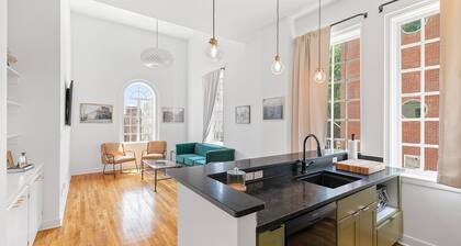 The Gatsby - Stylish 2 BR 2 BA on Downtown Mall with Rooftop and Amazing View