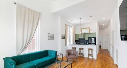 Stylish Downtown Mall Loft with Rooftop