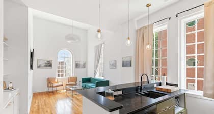 Stylish Downtown Mall Loft with Rooftop