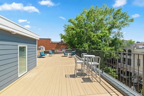 Outdoor dining - Stylish Downtown Mall Loft with Rooftop (Charlottesville)