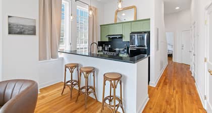 The Gatsby - 2 BR 2 BA on Downtown Mall with Amazing View
