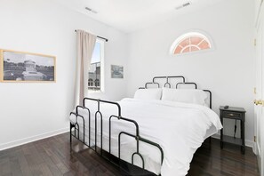 2 bedrooms, iron/ironing board, free WiFi, bed sheets - Stylish Downtown Mall Loft with Rooftop (Charlottesville)
