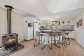 Microwave, stovetop, toaster, cookware/dishes/utensils - Blue Lagoon Coastal Retreat - Falmouth (Falmouth)