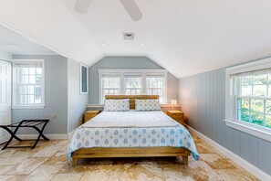 3 bedrooms, Internet, bed sheets - Captain Clark's | Renovated house in Yarmouth with large yard - close to beaches (Yarmouth)