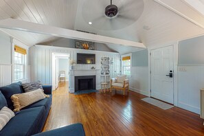 TV - Captain Clark's | Renovated house in Yarmouth with large yard - close to beaches (Yarmouth)