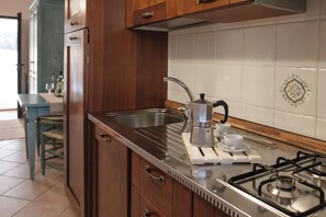 Frigorífico, placa de cocina y utensilios de cocina