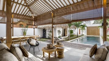 Vila Deluks, 5 kamar tidur, kolam renang pribadi, pemandangan kolam renang | Area keluarga | Smart TV 32-inci dengan saluran TV digital