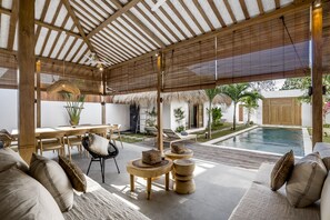 Villa Deluxe, 5 chambres, piscine privée, vue sur la piscine | Aire de séjour | Téléviseur connecté de 32 po avec télévision numérique