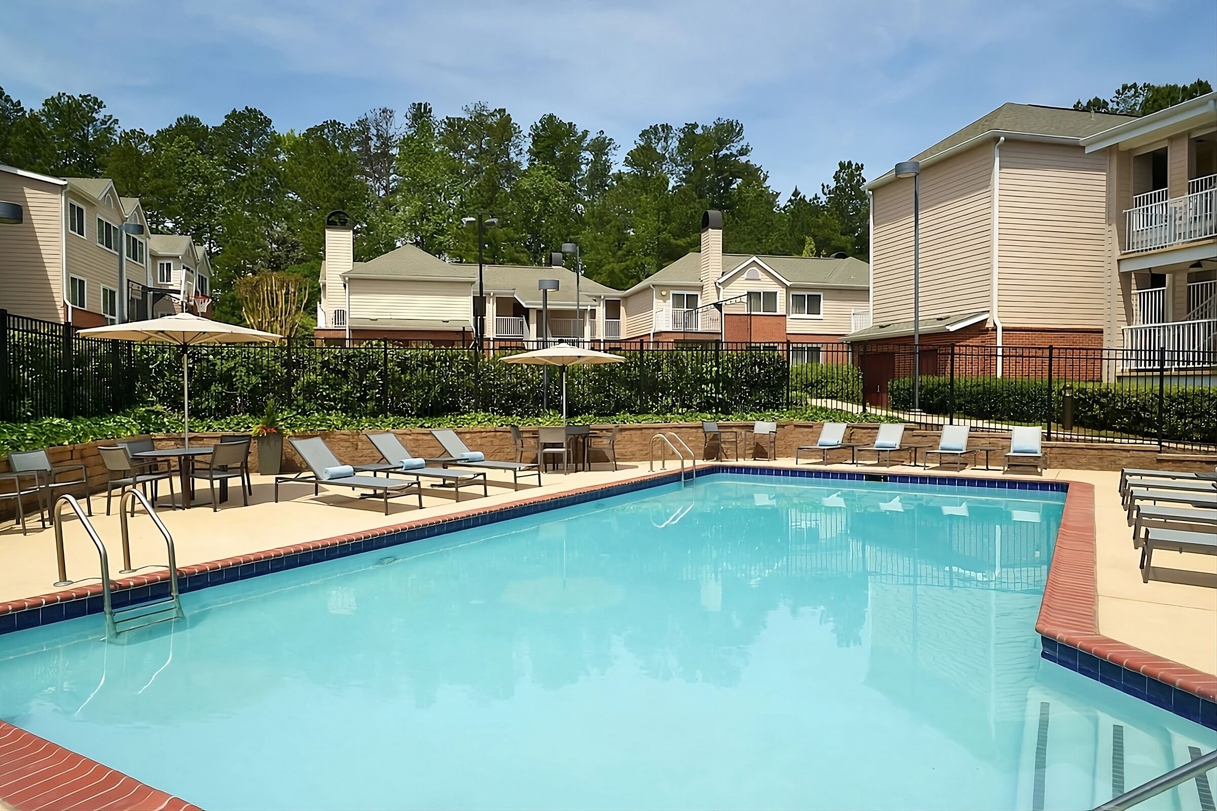 Spacious Good-Value Accommodation! 2 Convenient Units, Pool, Free Breakfast!