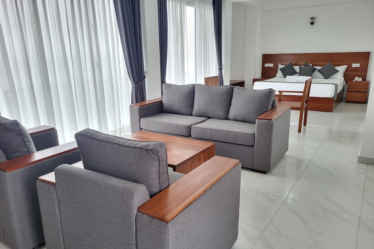 Suite Eksekutif | Seprai premium, meja kerja, dan ruang kerja ramah laptop