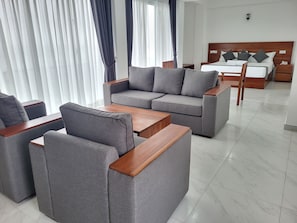 Phòng Suite Executive | Bộ đồ giường cao cấp, trang bị nội thất với thiết kế riêng biệt, bàn 