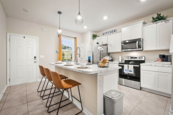 Refrigerador, microondas, horno, placa de cocina