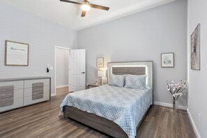 5 bedrooms, desk, iron/ironing board, free WiFi - 5 Min to Downtown & MB Stadium, Off Street Parking, Spacious home &  $150 in activities included! (Atlanta)