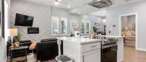 Jääkaappi, mikroaaltouuni, uuni, liesi