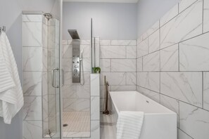 Shower, hair dryer, towels, shampoo - 5 Min to Downtown & MB Stadium, Off Street Parking, Spacious home &  $150 in activities included! (Atlanta)