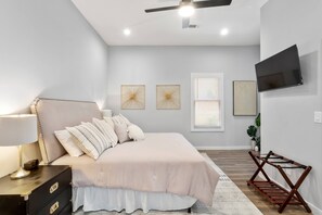 5 Schlafzimmer, Schreibtisch, Bügeleisen/Bügelbrett