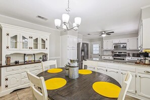 Dining - Tiger's Den 🐯 4.5 mile to LSU, Games, Sleeps 8 (Baton Rouge)