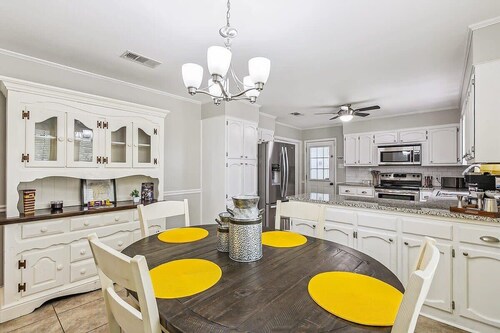 Tiger's Den 🐯 4.5 mile to LSU, Games, Sleeps 8