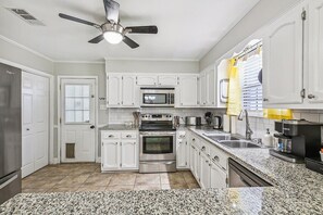 Fridge, oven, stovetop, dishwasher - Tiger's Den 🐯 4.5 mile to LSU, Games, Sleeps 8 (Baton Rouge)