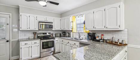 Kühlschrank, Ofen, Herdplatte, Geschirrspüler