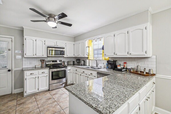 Fridge, oven, stovetop, dishwasher - Tiger's Den 🐯 4.5 mile to LSU, Games, Sleeps 8 (Baton Rouge)