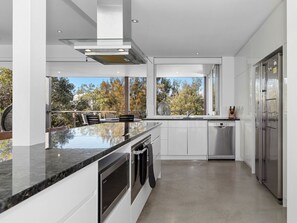 Fridge, microwave, oven, stovetop - Friday Island Cabarita (Tweed)